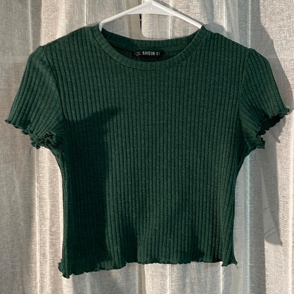 green cropped tee